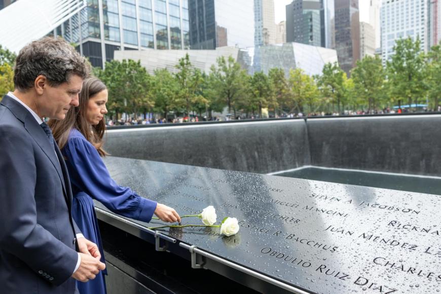 Nicuşor Dan şi Mirabela Grădinaru au depus flori la Memorialul 9/11