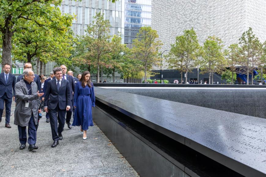 Nicuşor Dan şi Mirabela Grădinaru au depus flori la Memorialul 9/11