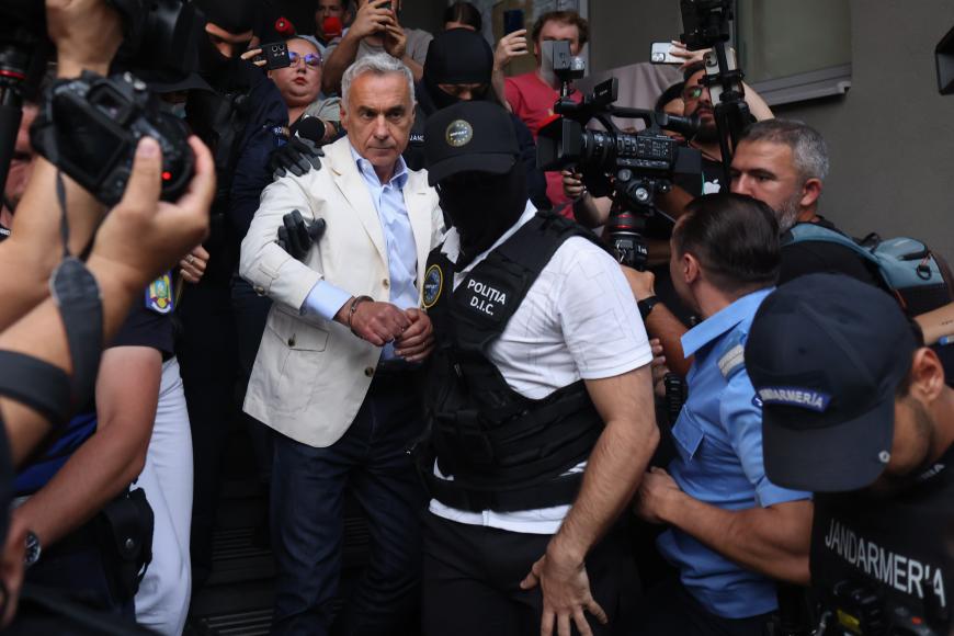Călin Georgescu, dus la Arestul Central după ce a ieșit de la DIICOT cu mâinile ridicate arătând catușele. UPDATE: Și Ionel Rusen, scos în cătușe - FOTO / VIDEO