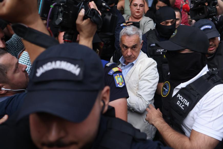 Călin Georgescu, dus la Arestul Central după ce a ieșit de la DIICOT cu mâinile ridicate arătând catușele. UPDATE: Și Ionel Rusen, scos în cătușe - FOTO / VIDEO