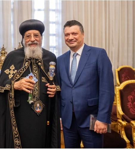 Președintele AIO, Ionuț Vulpescu, deputat PSD, în compania Sanctității Sale, Papa Tawadros al II-lea, Papă al Alexandriei și Patriarh al Scaunului Sfântului Marcu, conducătorul spiritual al Bisericii Ortodoxe Copte. Photocredit: AIO