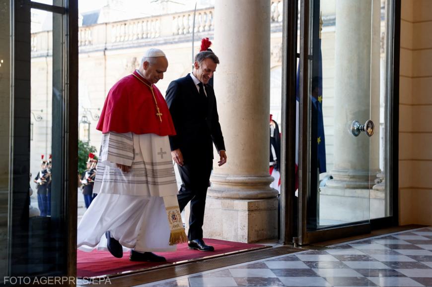 Papa Leon al XIV-lea și președintele francez Emmanuel Macron, la Palatul Elysee. Sursa foto: Agerpres