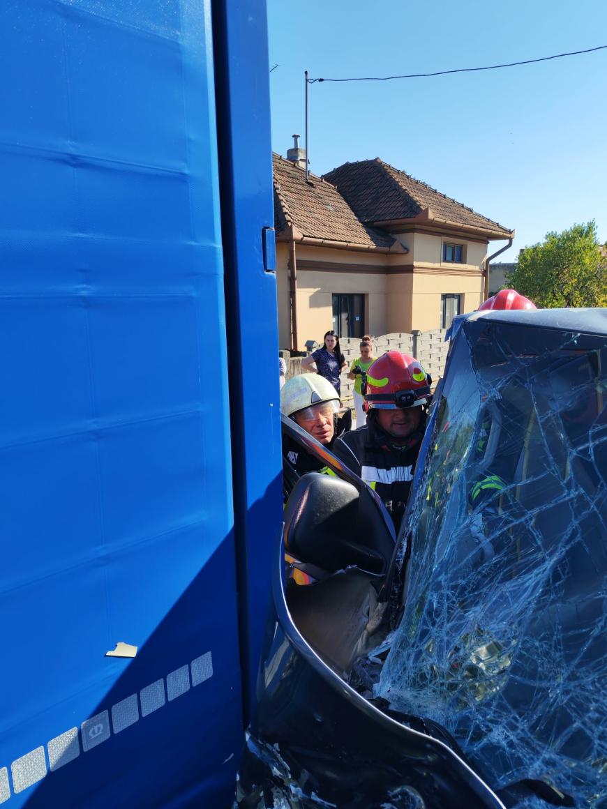 Accident grav cu 9 victime la Băcia: Trei persoane au fost rănite după impactul cu un TIR