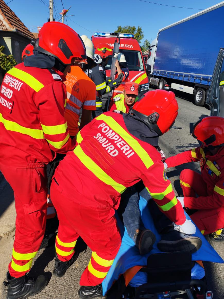 Accident grav cu 9 victime la Băcia: Trei persoane au fost rănite după impactul cu un TIR