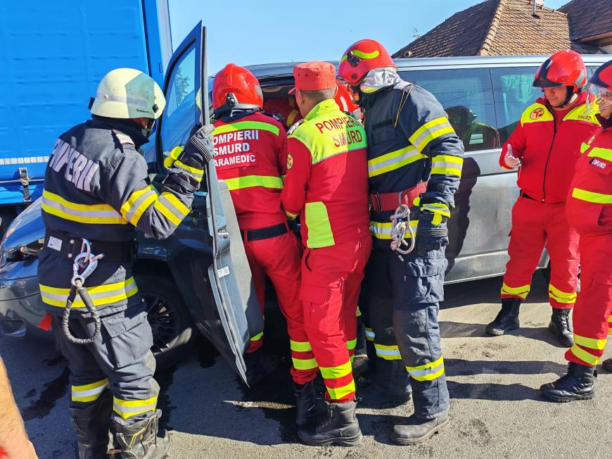 Accident grav cu 9 victime la Băcia: Trei persoane au fost rănite după impactul cu un TIR