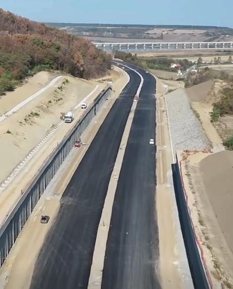 Tronson de autostradă, dat în circulație după 20 de ani de la începerea lucrărilor. Este al doilea cel mai lung pod din Europa