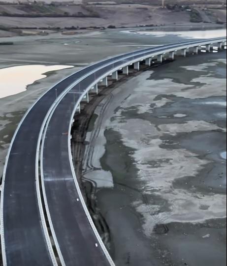 Tronson de autostradă, dat în circulație după 20 de ani de la începerea lucrărilor. Este al doilea cel mai lung pod din Europa
