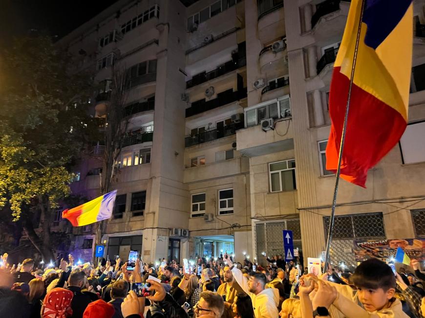 Protestatari pro-Călin Georgescu La Arestul Central în București Foto: Ion Motea