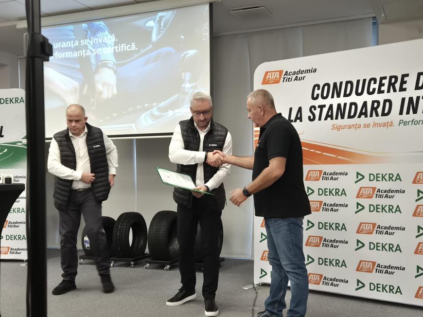 DEKRA România certifică programele și instructorii Academiei Titi Aur pentru conducere defensivă