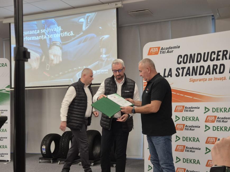 DEKRA România certifică programele și instructorii Academiei Titi Aur pentru conducere defensivă
