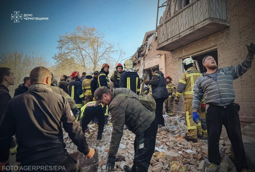 Cetățeni ucraineni, după un atac masiv al Rusiei. Sursa foto: Agerpres