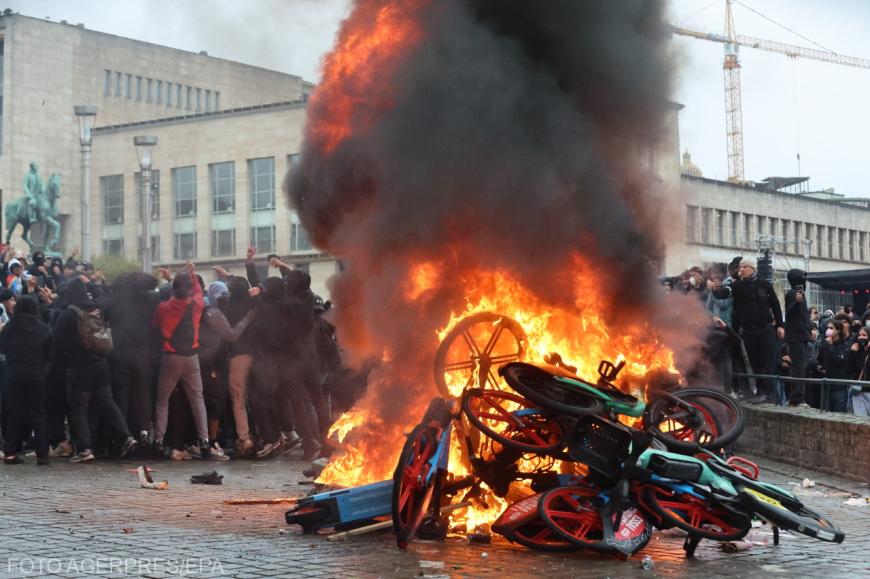 Biciclete și trotinete electrice arse într-un protest violent, în Bruxelles, Belgia, 9 octombrie 2026. Sursa foto: Agerpres