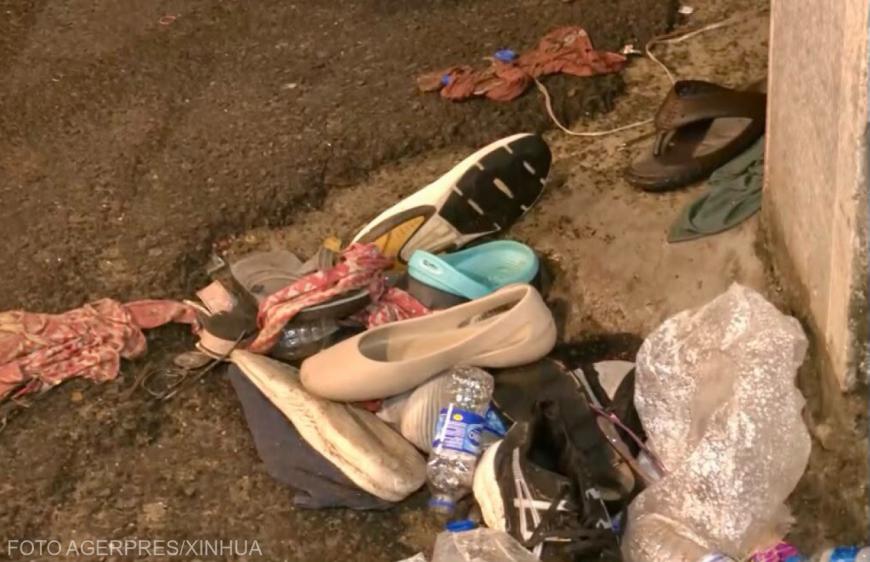 Încălțăminte zace împrăștiată la locul unei busculade din cartierul Chorbagan Sarbojanin, în Kolkata, Bengalul de Vest, India, 17 octombrie 2026. Sursa foto: Agerpres