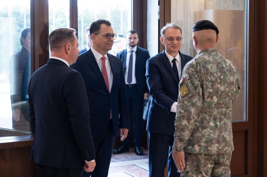 Luca Niculescu a fost la preluarea mandatelor de către noii miniştri. Cele mai importante mesaje 
