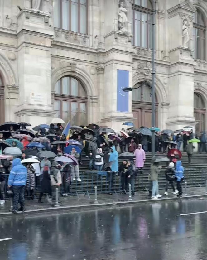 Călin Georgescu a ajuns la Curtea de Apel București. Judecătorii decid în urma contestației DIICOT/ Susținătorii așteaptă hotărârea în ploaie