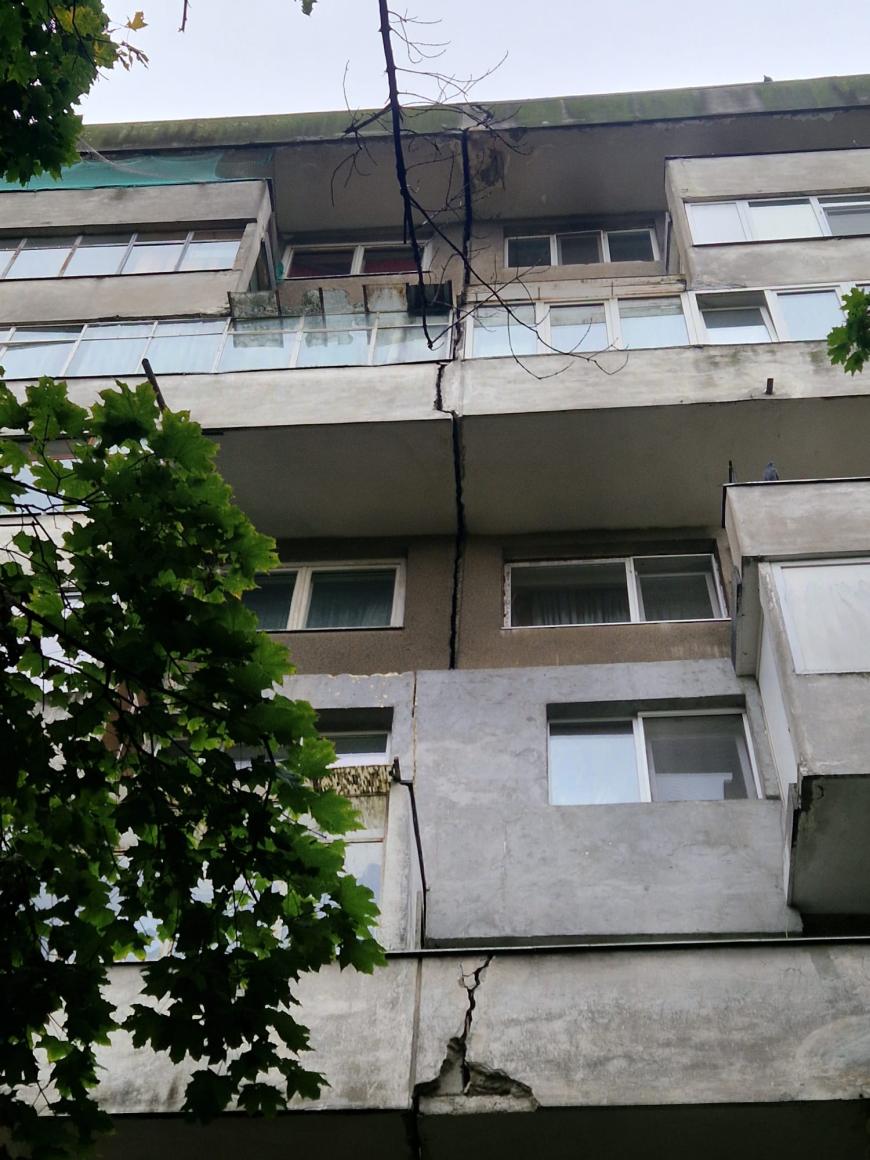 Locatarii unui bloc din Sectorul 6 al Capitalei, evacuați de urgență, după ce s-a semnalat o crăpătură de la etajul 5 până la etajul 8 - FOTO