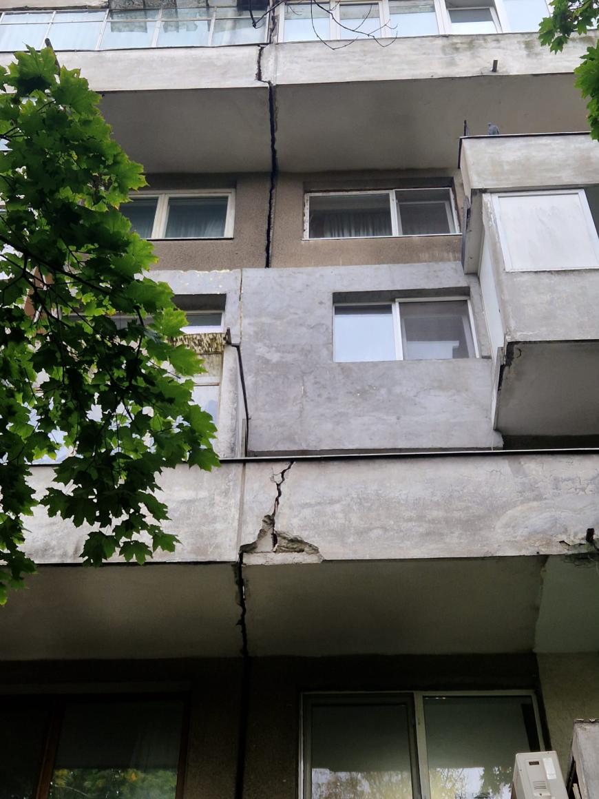 Locatarii unui bloc din Sectorul 6 al Capitalei, evacuați de urgență, după ce s-a semnalat o crăpătură de la etajul 5 până la etajul 8 - FOTO