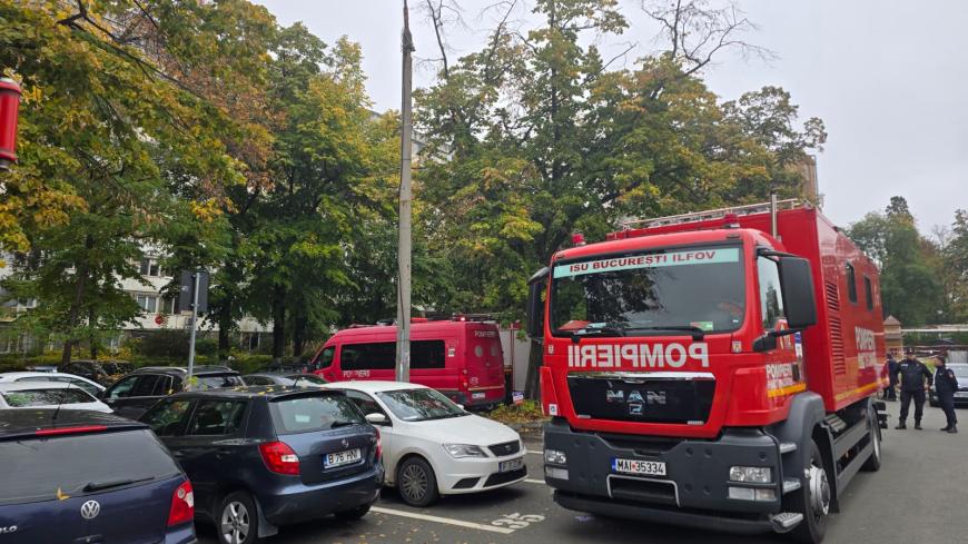 Locatarii unui bloc din Sectorul 6 al Capitalei, evacuați de urgență, după ce s-a semnalat o crăpătură de la etajul 5 până la etajul 8 - FOTO