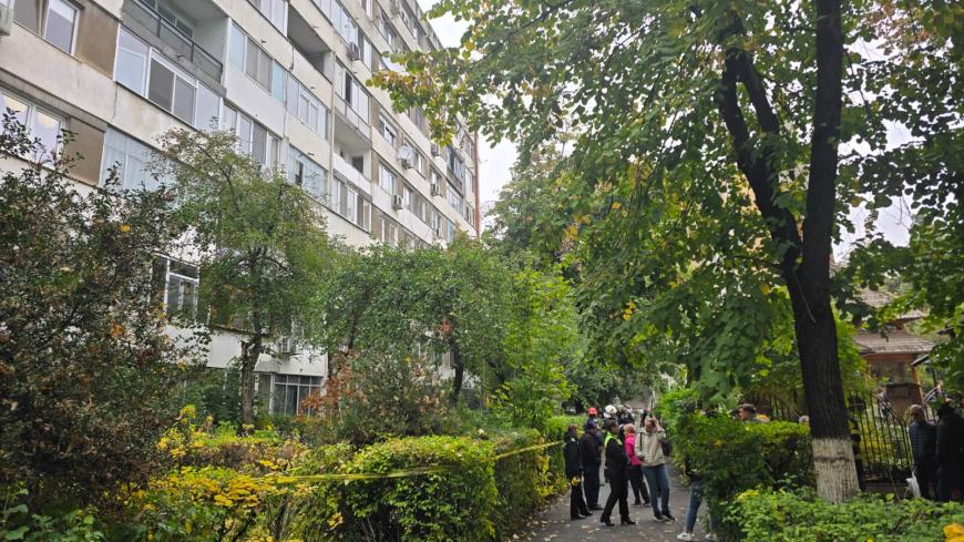 Locatarii unui bloc din Sectorul 6 al Capitalei, evacuați de urgență, după ce s-a semnalat o crăpătură de la etajul 5 până la etajul 8 - FOTO