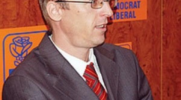 hoara a suspendat pictarea unei biserici din rovinari