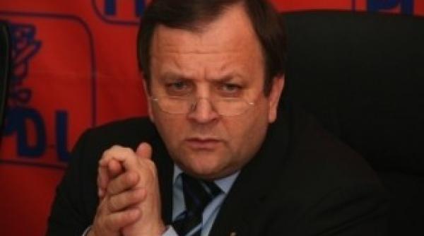 flutur vorbeste despre pagubele si efectele inundatiilor dar nu despre preventie