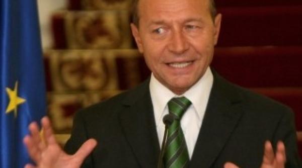 marele licurici a decis sa i protejeze pe ziaristi ce face basescu cu strategia lui de securittate