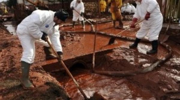 pericol de poluare in ungaria rezervorul uzinei de alumina are o noua fisura in dig satul kolontar evacuat