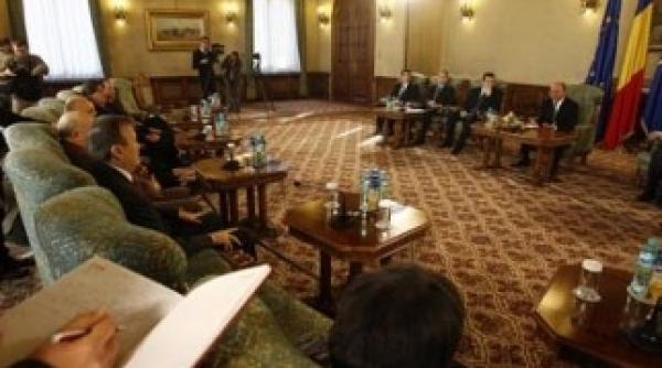 dupa ce s au consultat cu basescu formatiunile din coalitie intra in sedinta ce s a discutat despre legea salarizarii legea educatiei si legea pensiilor