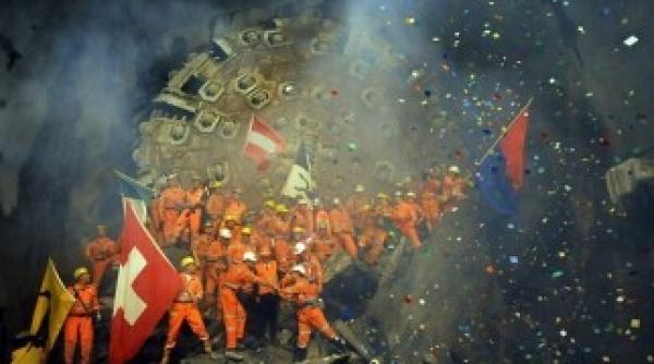 tunelul gotthard cel mai lung tunel din lume inginerii elvetiei au terminat de sapat in munte