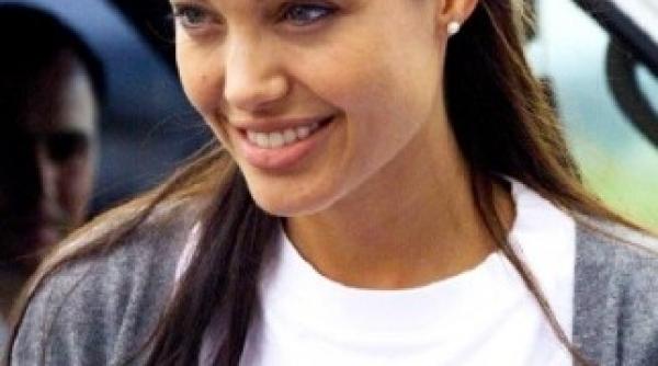 angelina jolie pacalita cu 2000 de euro in budapesta