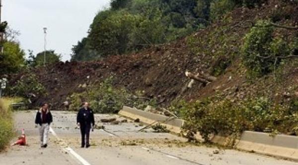 o alunecare de teren a facut cel putin 20 de morti