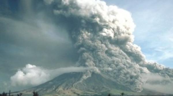 eruptie de cenusa la 700 de metri altitudine a vulcanului filipinez bulusan