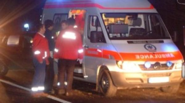 doua tinere au ajuns la spital dupa ce o masina le a lovit in statia de autobuz