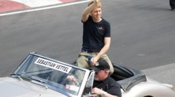 formula 1 vettel intampinat de 10 000 de oameni in orasul natal