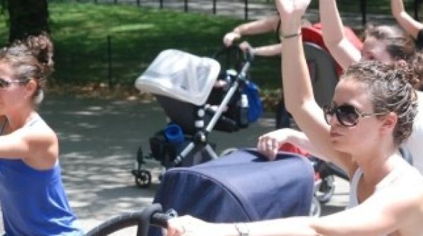 mamele ies in strada pe 8 decembrie