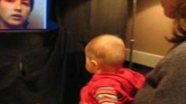 nu lasati bebelusii sa se uite la televizor cu dumneavoastra le intarzie dezvoltarea cognitiva