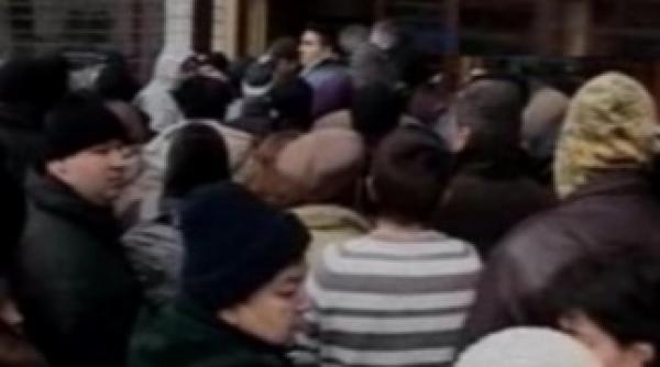 sute de persoane la coada la magazinul deschis de fisc in bucuresti intra cate 10