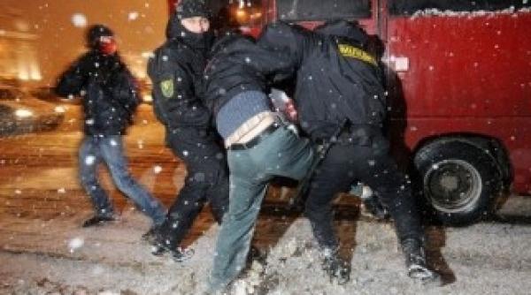 inchisoare intre cinci si 15 zile pentru sase sute de manifestanti din belarus video