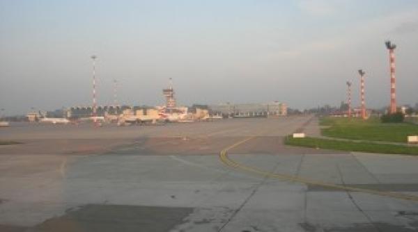 o cursa singapore amsterdam a aterizat de urgenta pe otopeni o femeie a fost dusa la spital