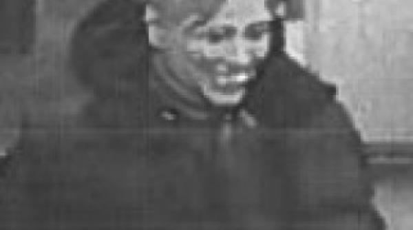 un barbat ascuns sub chipul lui hillary clinton a jefuit o banca din sua