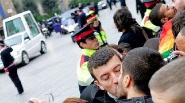 monument dedicat homosexualilorpe esplanada catedralei sagrada familia