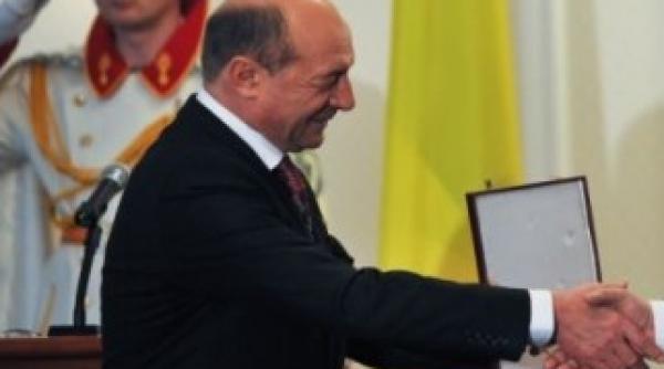 doi dintre ofiterii demisi de igas decorati de seful statului in 2010 pentru rezultatele remarcabile