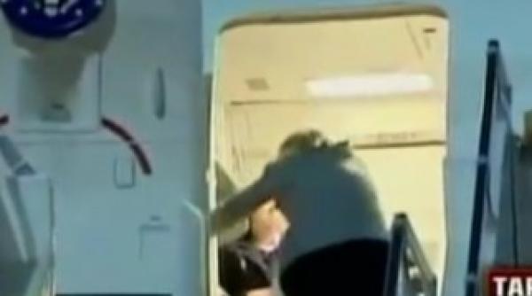 hillary clinton a cazut pe scarile avionului video