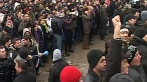 peste 7000 de oameni protesteza impotriva guvernului la mioveni
