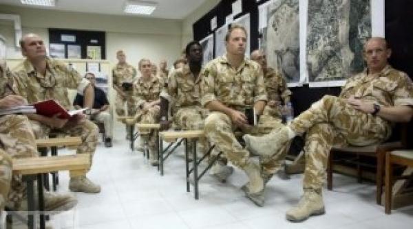 armata britanica se scuza ca a concediat 38 de soldati prin e mail