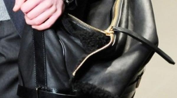 pretul metrosexualitatii cercetatorii britanici sustin ca gentile barbatesti de umar pot dauna sever spatelui