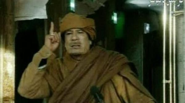 gaddafi avertizeaza ca va curata casa cu casa de sobolanii care instiga la revolutie tot mai multe persoane isi parasesc casele de frica unui eventual razboi