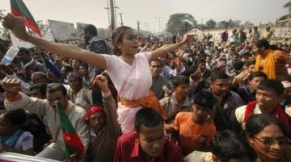 zeci de mii de oameni protesteaza in india