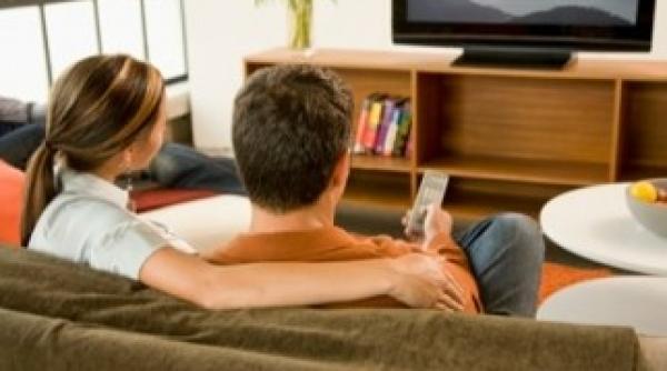 85 dintre romani se uita zilnic sau aproape zilnic la televizor