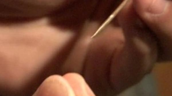 o profesoara de biologie a intepat un elev cu un ac nesterilizat si ruginit video